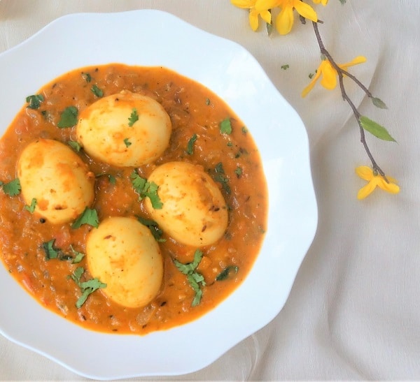 Egg curry made by adding boiled eggs to a spicy curry sauce, along with coconut milk to balance the flavors. In this Instant Pot Egg Curry, we will make the curry sauce and boil the eggs together. Make this delicious Egg Curry for dinner in under 30 minutes | #eggcurry #instantpot #pressurecooker #eggs #curry #lowcarb #glutenfree | pipingpotcurry.com